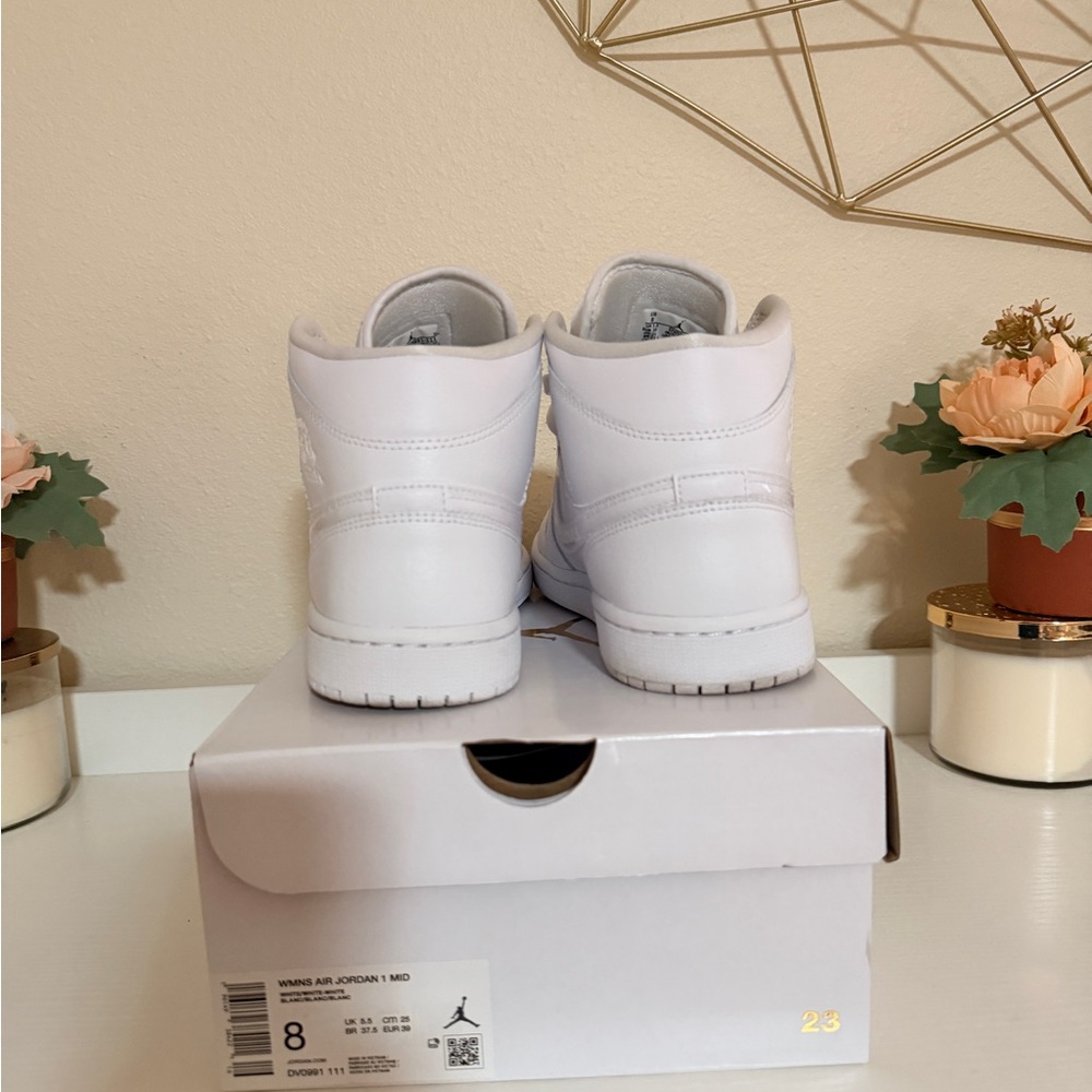 Jordan 1 Mid Sneakers - Picture 2 of 4